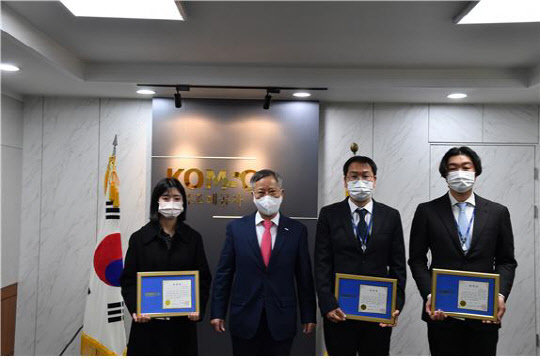 제5차 CEO's Choice 포상 대상자들이 반장식 사장으로부터 표창을 수여받고 기념촬영하고 있다. 조폐공사 제공